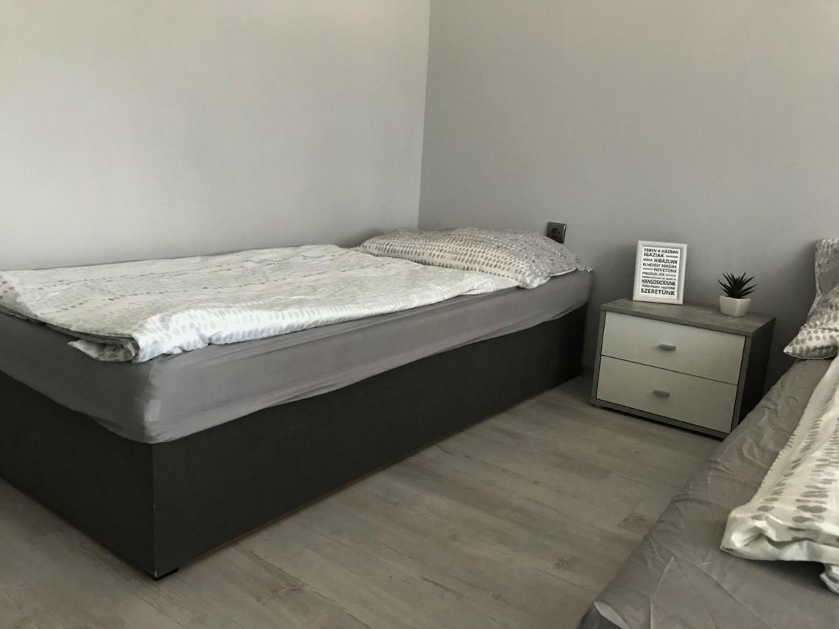 Varga Vendeghaz Apartment Tiszakecske Luaran gambar